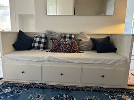 Chic White Daybed w/ Storage - Perfect for Cozy Evenings!