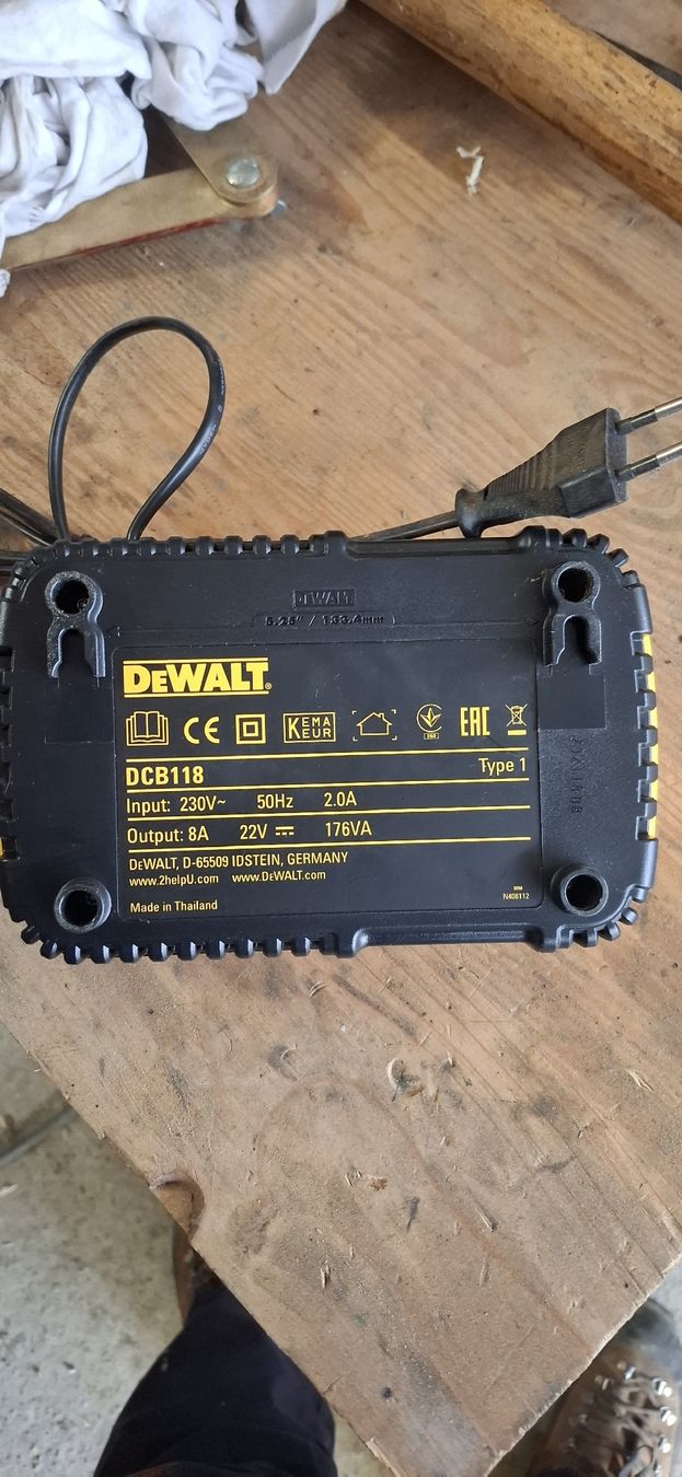 Dewalt Akkus & Batterien: Dewalt ladegerät – Neu (gemäss Beschreibung) aus Unterägeri von ite_x2gr 1