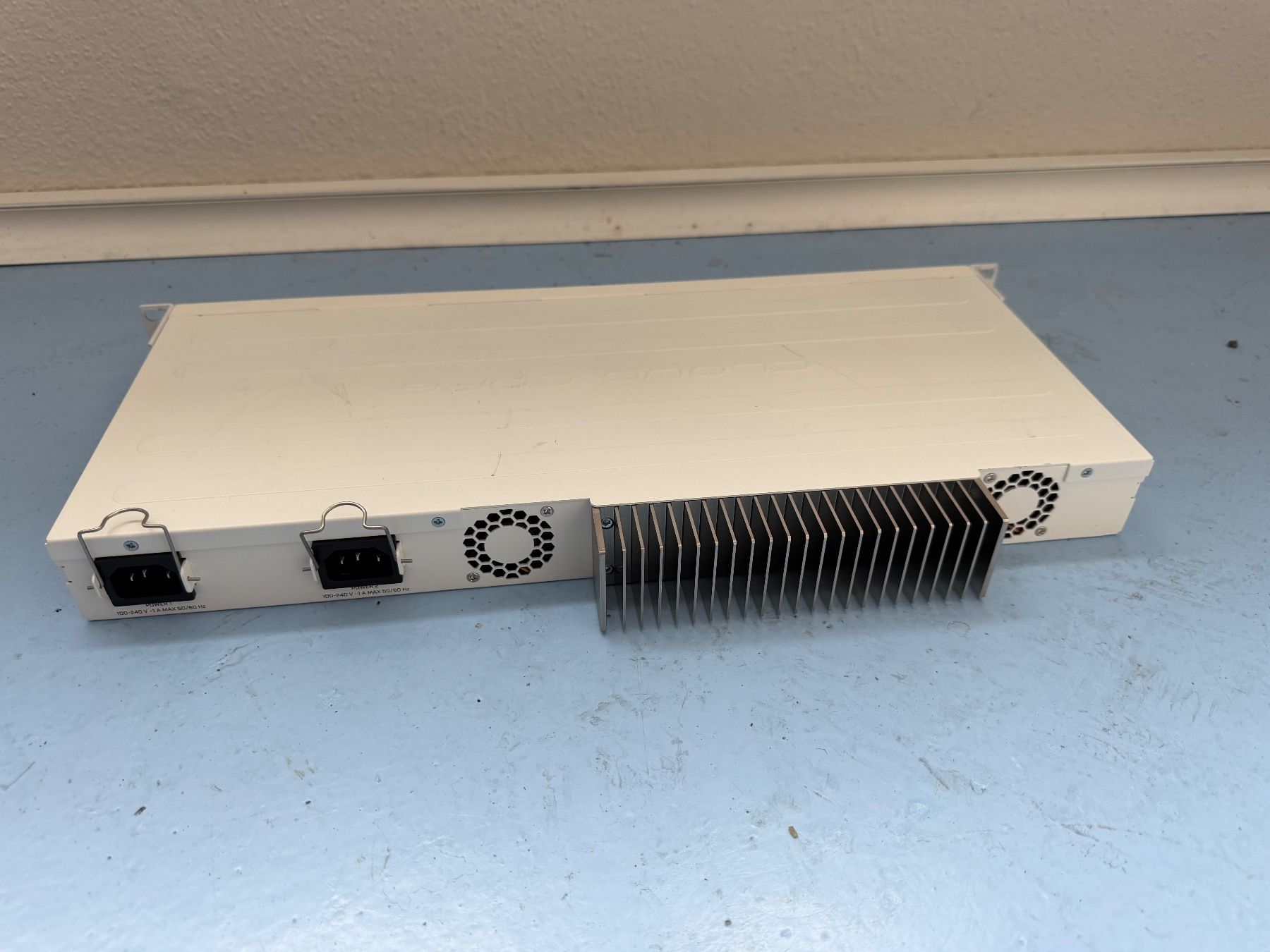 Hub & Switch: MikroTik Cloud Core Router CCR2004-1G-12S+2XS – Usato da Zürich venduto da mar_hs6l 1