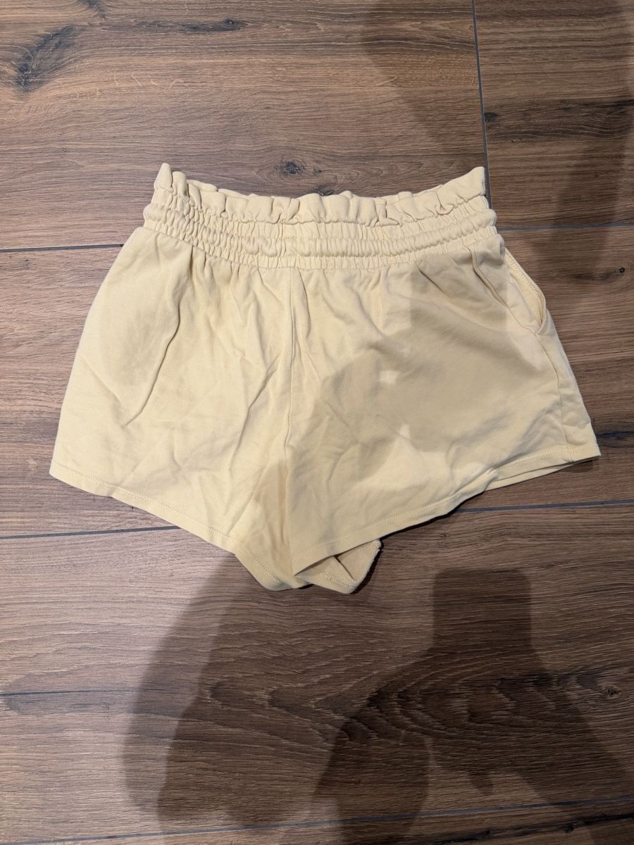C&A Pantaloni: Sommerliche, hellgelbe Shorts, Grösse L, C&A – Usato da St. Gallen venduto da Xbylucas 1