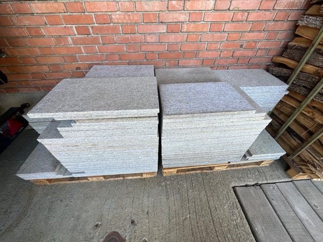 Rivestimenti per pavimenti: ca. 40 m2 Bodenplatten Iragna TI Kugelgestrahlt – Usato da Bergdietikon venduto da luusmaitli10 1