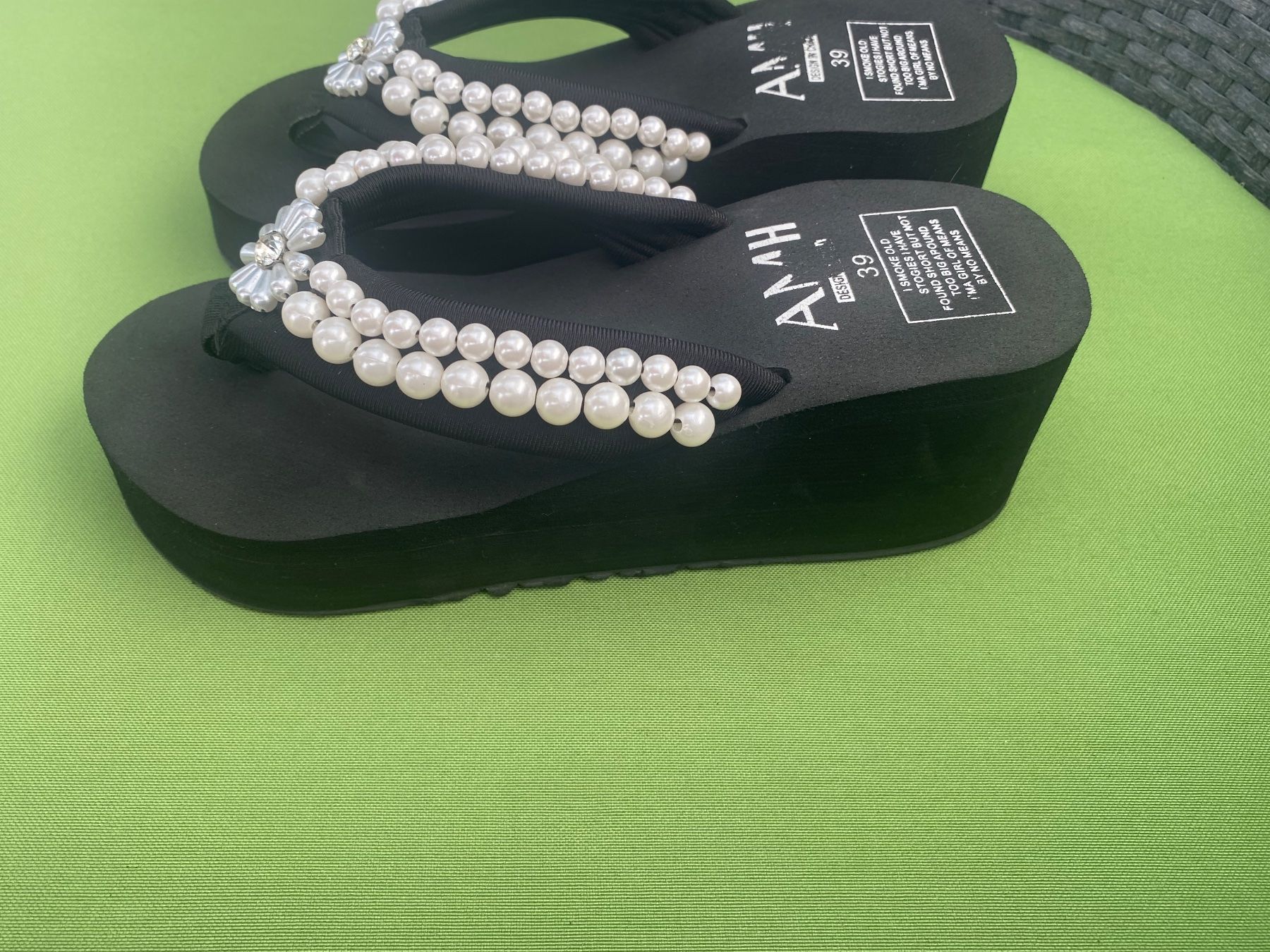 Scarpe da donna: SUMMERTIME - stylische Flip-Flops mit Perlen, nero, 39 – Usato da Winkel venduto da ferrari2022