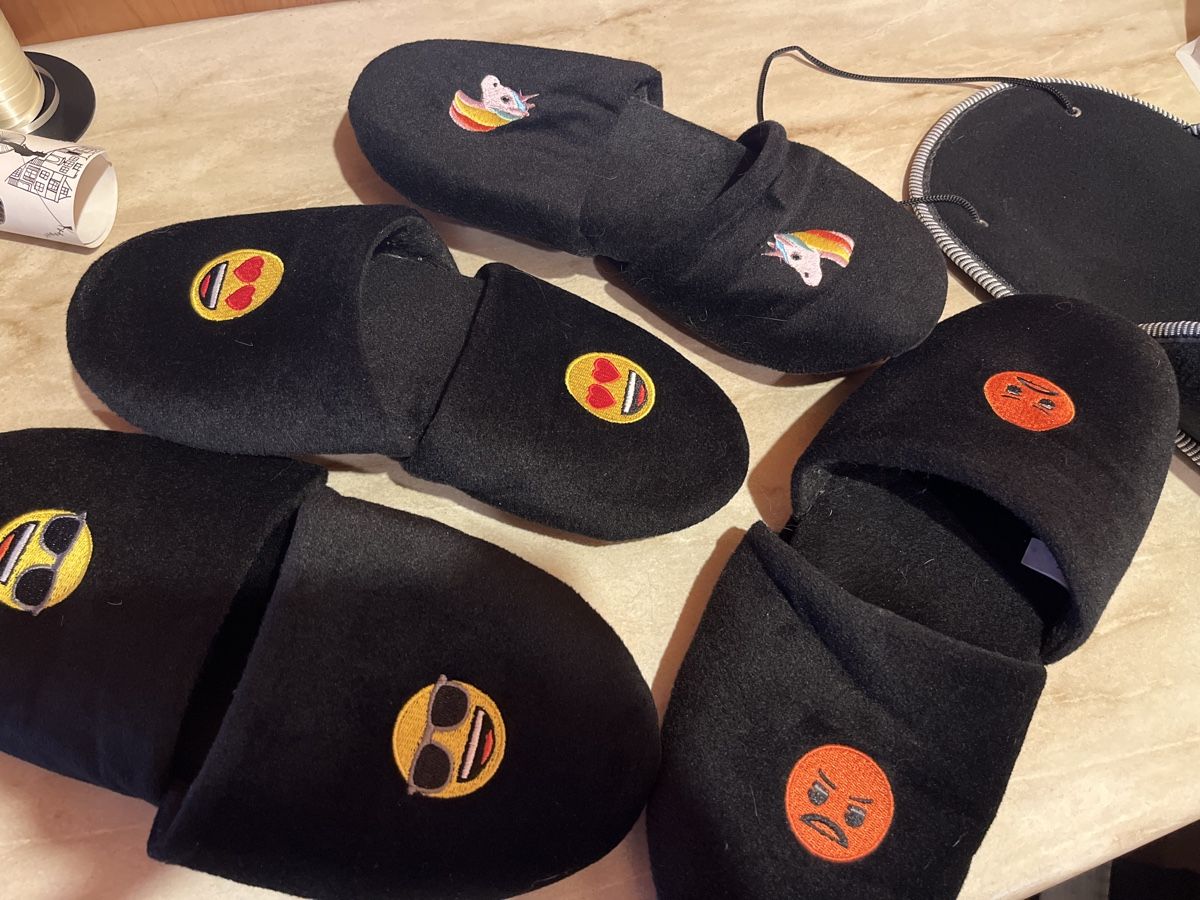 Scarpe da uomo: Hausfinken Emojis – Usato da Einsiedeln venduto da sandramon 1