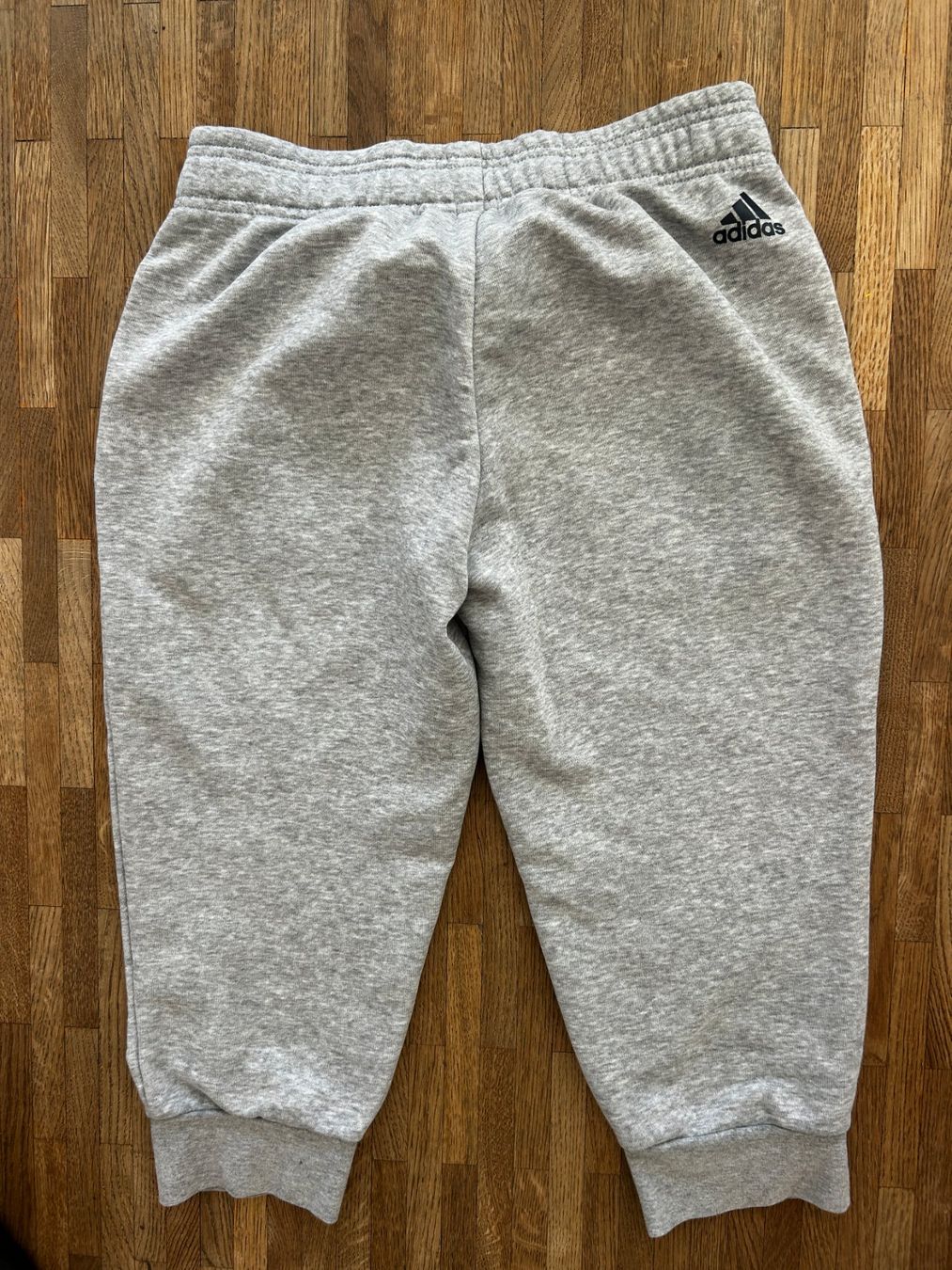Adidas Pantaloni: Adidas Trainingshose 3/4 grau Gr. XS – Usato da Bern venduto da arwori 1