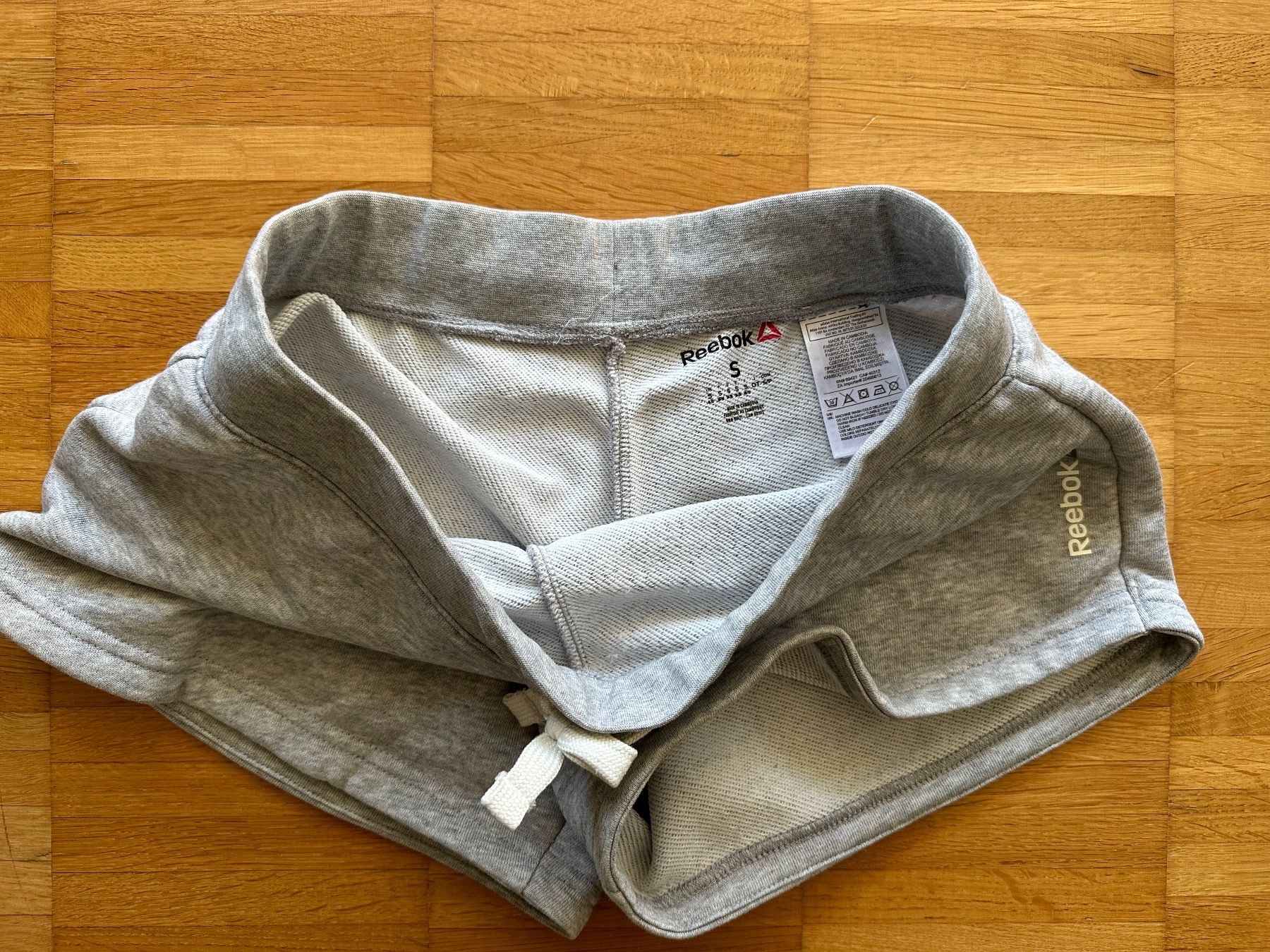Reebok Pantaloni: Kurze Hose - Sweatpants - Reebok - Grau - S – Usato da Zug venduto da tami12 1