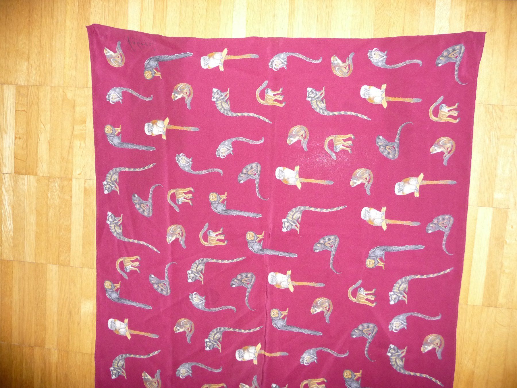 Fabric Frontline Foulard & Sciarpe: Fabric Frontline Schal 62x132cm ca. mit Äffchen – Usato da Winterthur venduto da ricofly 4