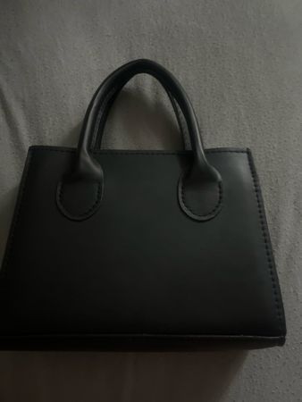 Elegante schwarze Handtasche, perfekt für den Sommer!