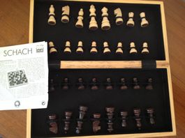 Schachspiel aus holz / jeu d'échec en bois