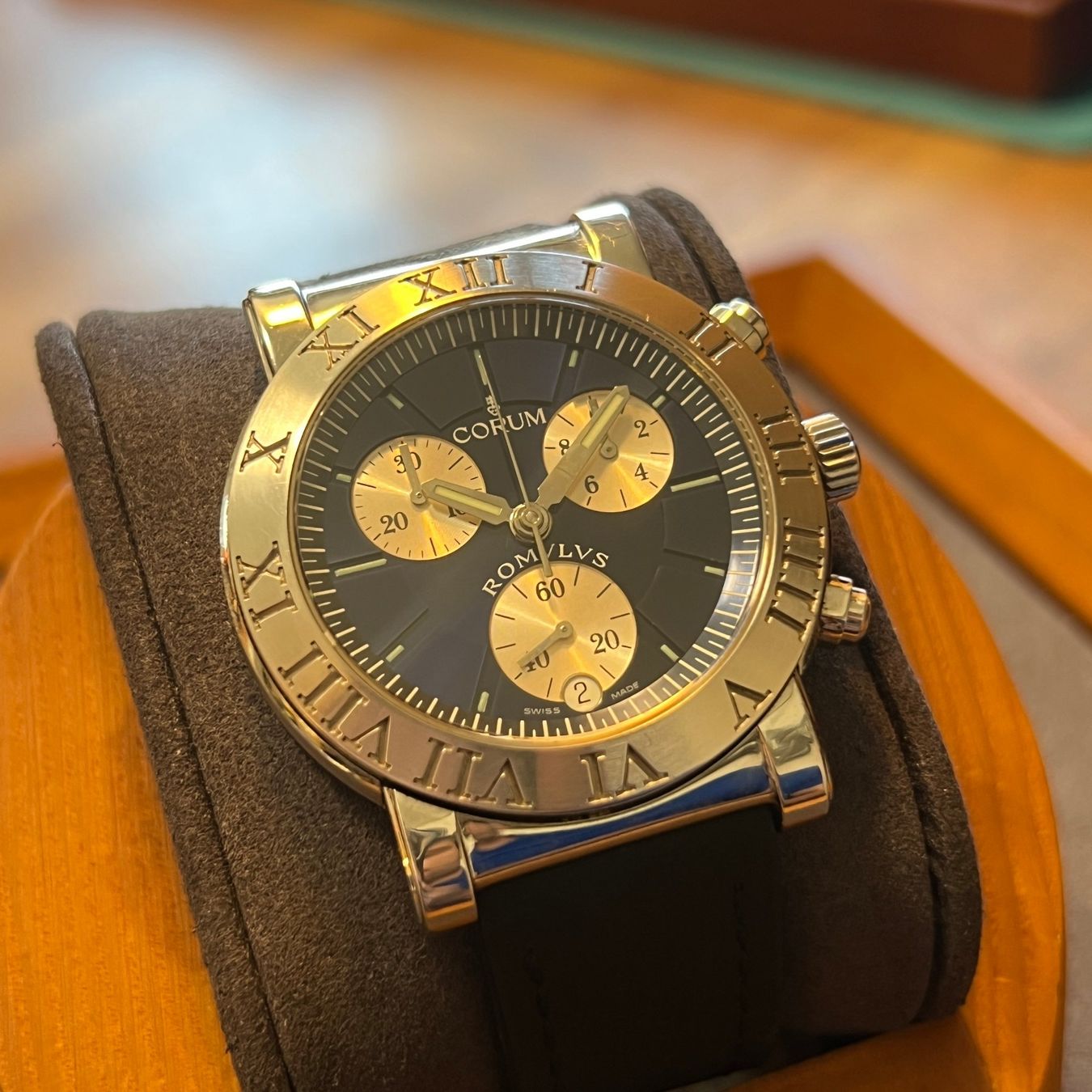 Corum Orologi: Corum Romulus Chronograph Quartz Full Set 396.701.20 – Usato da Carouge GE venduto da Watchaser 1