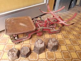 Antike Waage aus Gusseisen mit ca. 14 Kg Gewichten