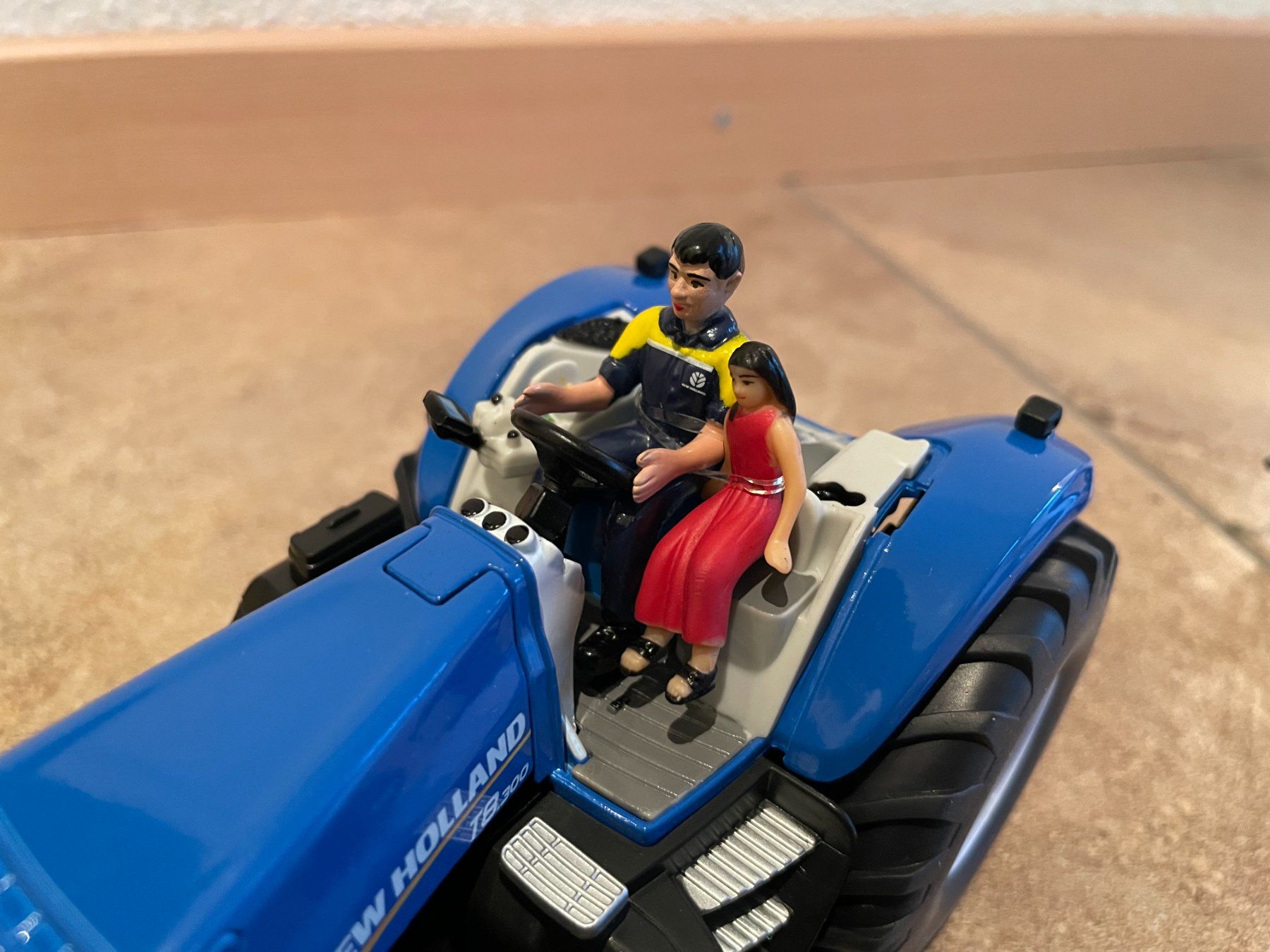 New Holland Trattori: SIKU New Holland T8.300 – Nuovo e nell'imballaggio originale da Kreuzlingen venduto da Stefan1150 4