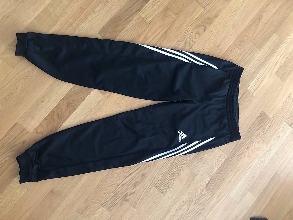 Hosen: Adidas Trainerhose S – Gebraucht aus Münchenstein von jul_r2nh 1