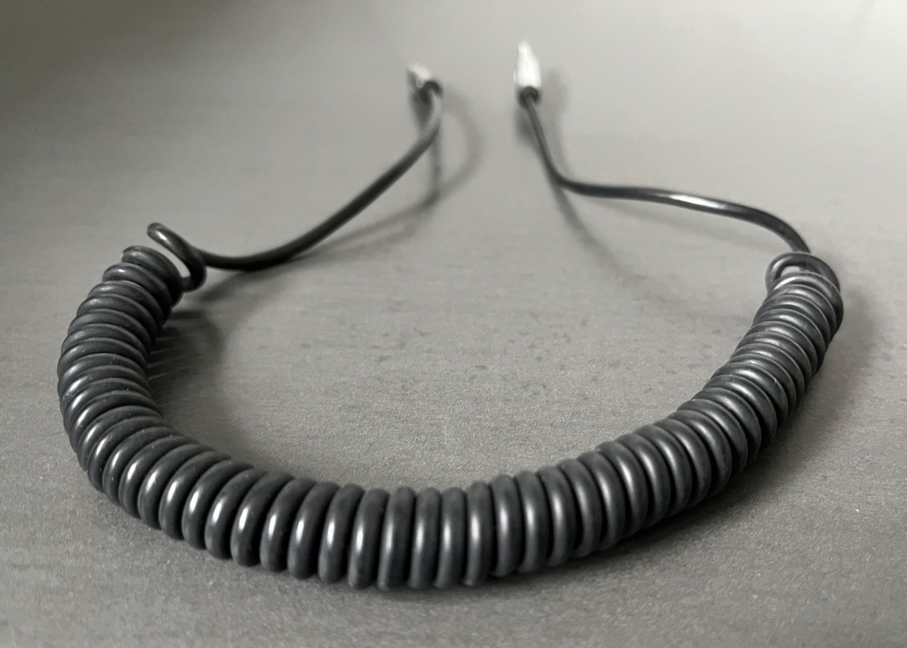 Belkin Cavi: Câble enroulé - Belkin -  Audio Jack 3,5 mm - Noir – Nuovo (secondo la descrizione) da Chavornay venduto da HDesH 2