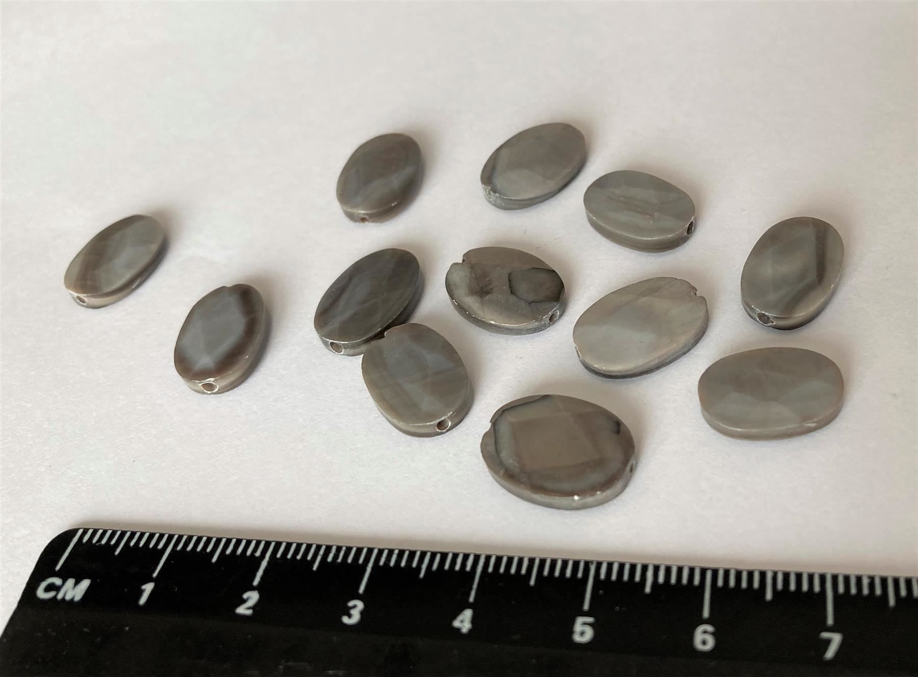 Perle (finte): 12 perles Nacre, grises, ovales / Perlmutt – Nuovo e nell'imballaggio originale da Goumoens-la-Ville venduto da brandonv