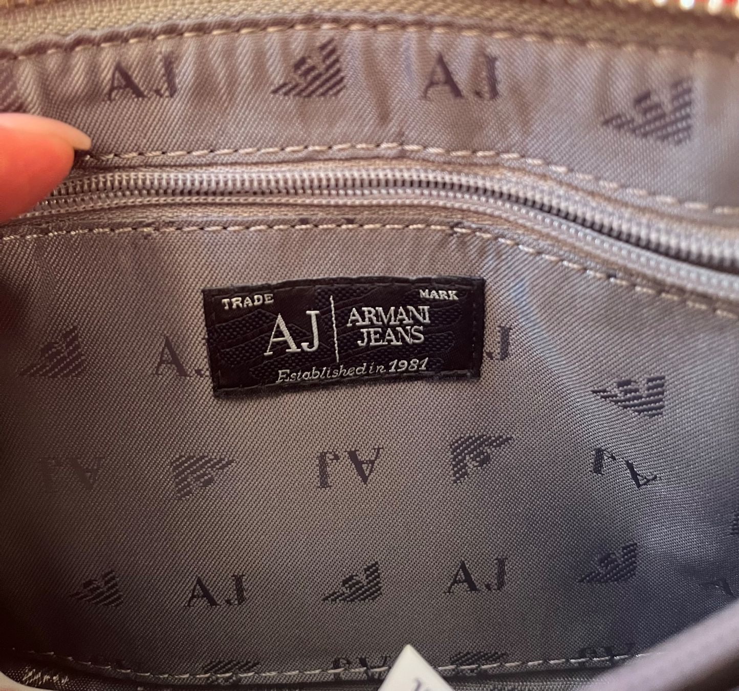 Armani Taschen für Damen: Pochette grigia Armani Jeans – Neu und originalverpackt aus Cama von lar_2rh9 6