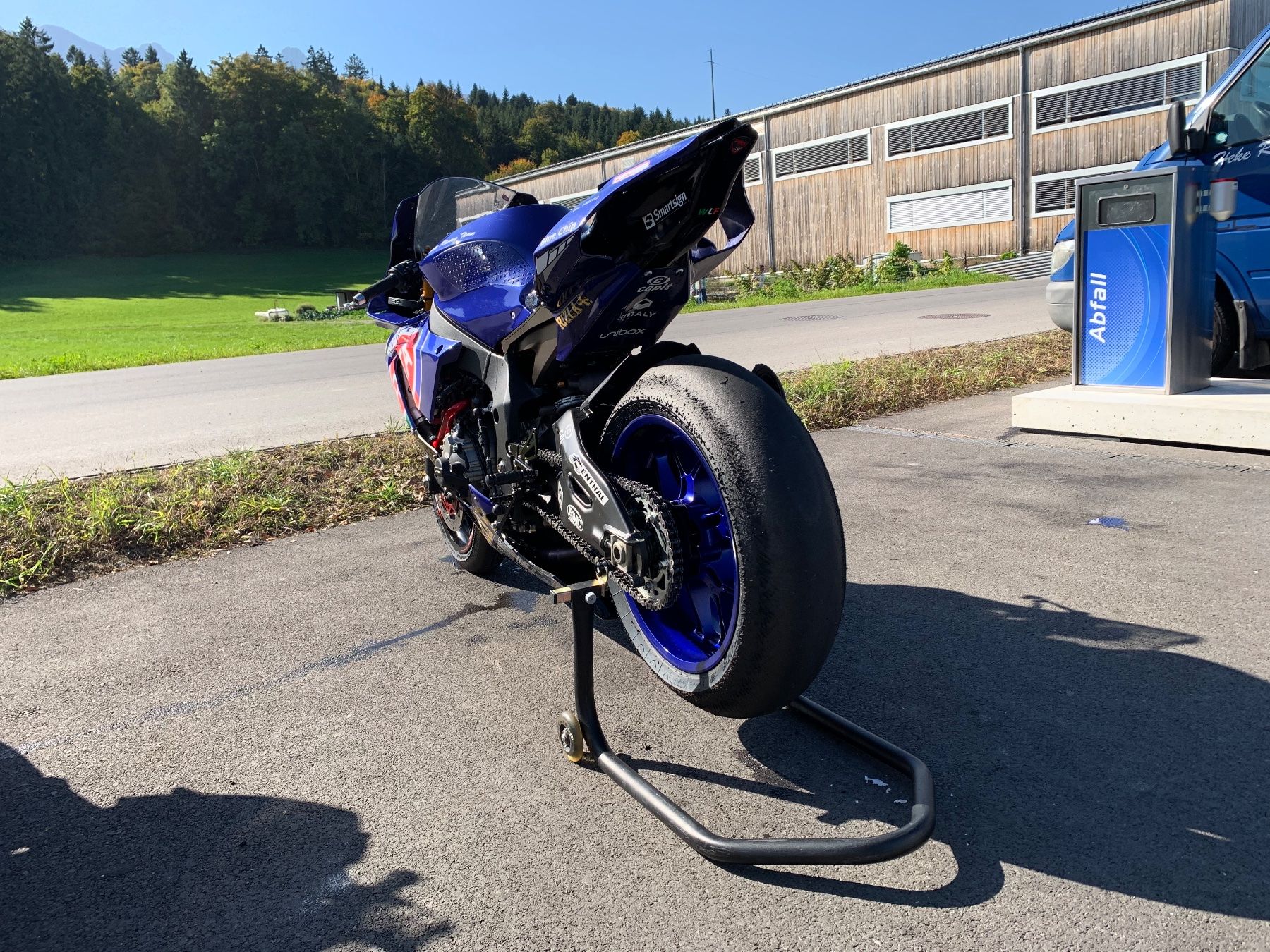 Yamaha Strada: Rennmotorrad R1 – Usato da Interlaken venduto da Audi.RS3 7