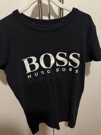 T-shirt Hugo Boss noir, comme neuf, taille S, pour l'été!