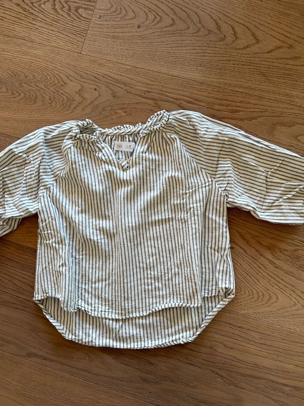 Zara Camicette, T-shirt & Top: Hübsche Bluse mit Streifen in Grösse 116 – Usato da Zürich venduto da Aez.01
