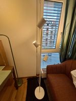 Neue weisse Stehlampe mit Glühbirnen 