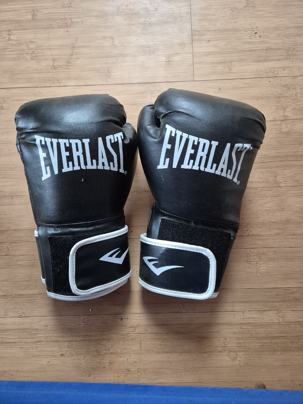 Everlast Altri accessori da uomo: Everlast Boxhandschuhe Schwarz – Usato da Diepoldsau venduto da mar_cr5t