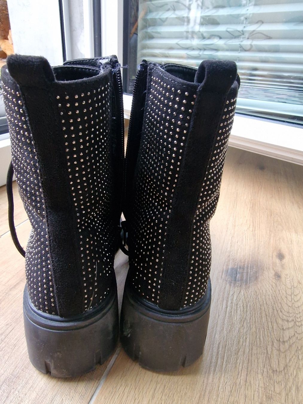 Scarpe per ragazze: Mädchen Stiefeletten Grösse 35 schwarz – Usato da Knonau venduto da liebenic01 1