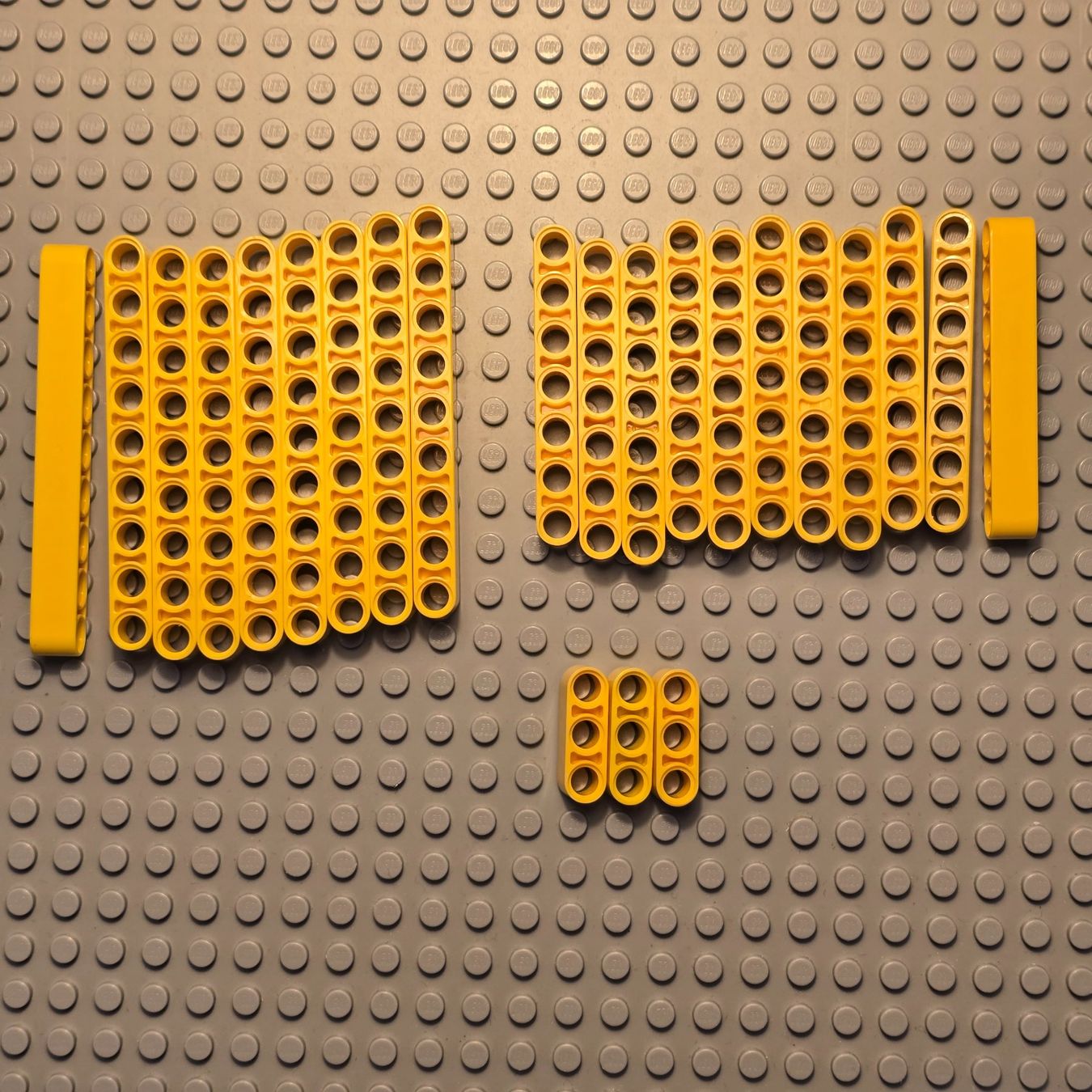 Lego Kit di costruzioni: Lego 23x Lochbalken gelb – Usato da Basel venduto da Swi-7621