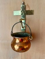 Kreuz mit Weihwasserkessel aus Kupfer