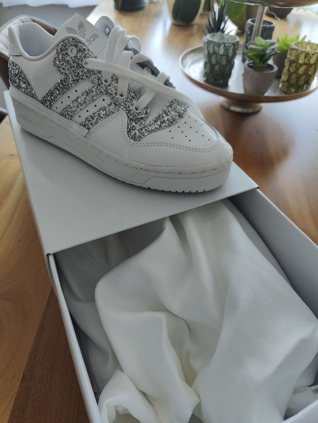 Adidas Damenschuhe: Adidas Glitzersneaker Gr.40 – Neu und originalverpackt aus Adliswil von tan_mpy7