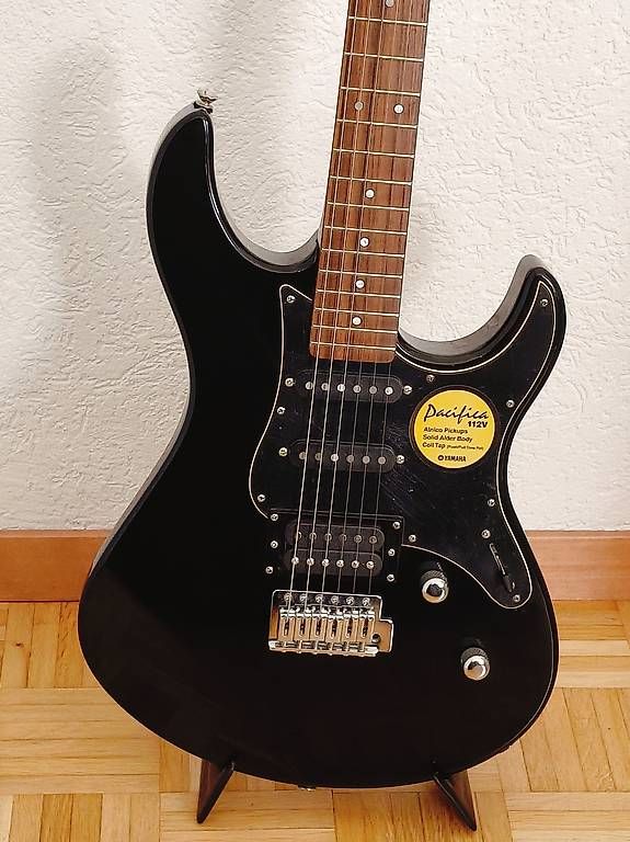 Strumenti musicali: Yamaha Pacifica 112V Black Edition  HSS Alnico – Usato da La Tour-de-Trême venduto da Sdk00