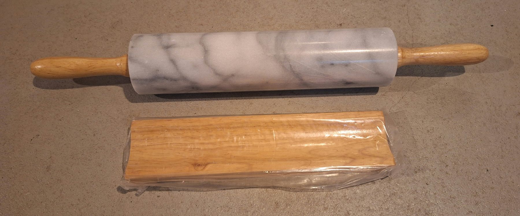Elettrodomestici da cucina: Teigroller aus Marmor mit Holzgriff und Holzblock – Nuovo e nell'imballaggio originale da Meikirch venduto da since78 1