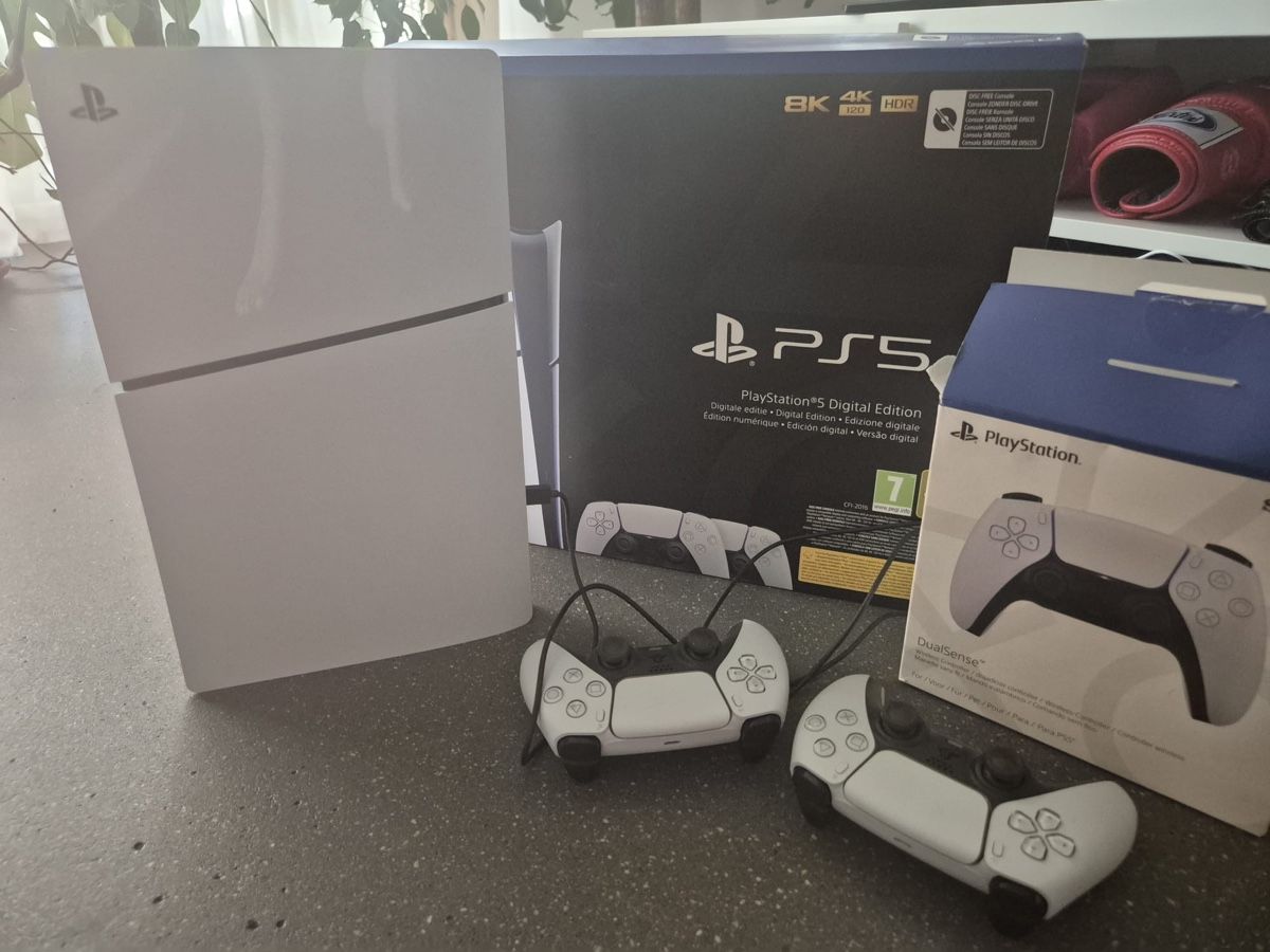 Sony Console: PS5 digital with 2 controllers, excellent condition – Usato da Zürich venduto da mkh_nvg6 5