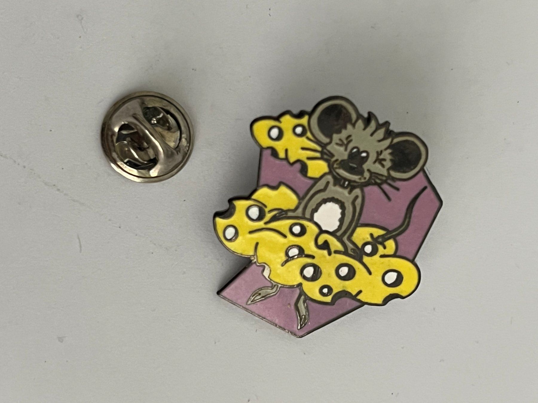 Plaquettes & Badges: Pin Maus mit Käsestück – D'occasion à Dietikon par sch_w2tw