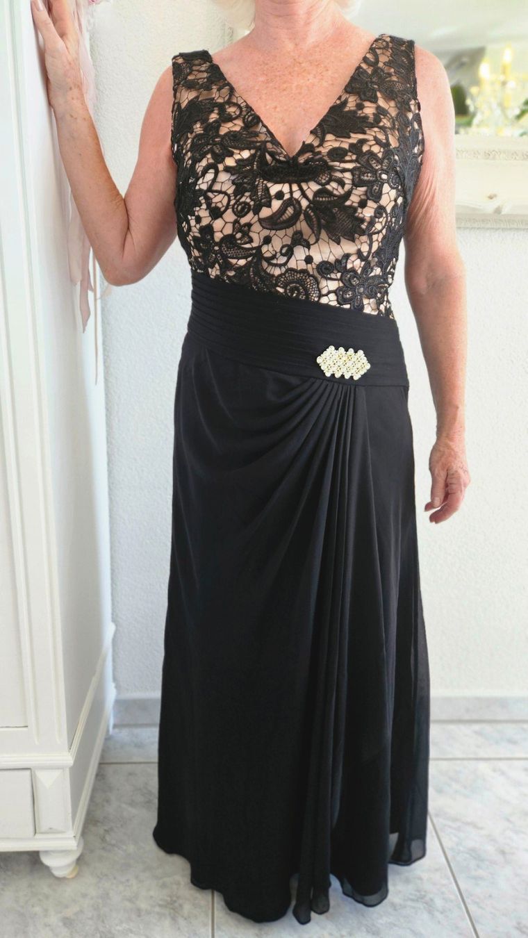 Kleider: Schwarzes Abendkleid mit Spitze, Grösse 40, neuwertig – Gebraucht aus Gossau ZH von fashiontwo 1