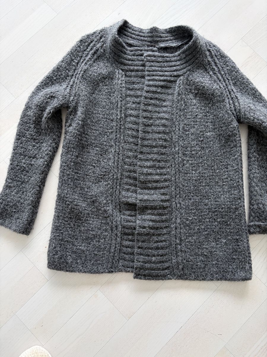 Marc Cain Giacche: Strickjacke dunkelgrau von Marc Cain Grösse 38 – Nuovo e nell'imballaggio originale da Wettswil venduto da ramba