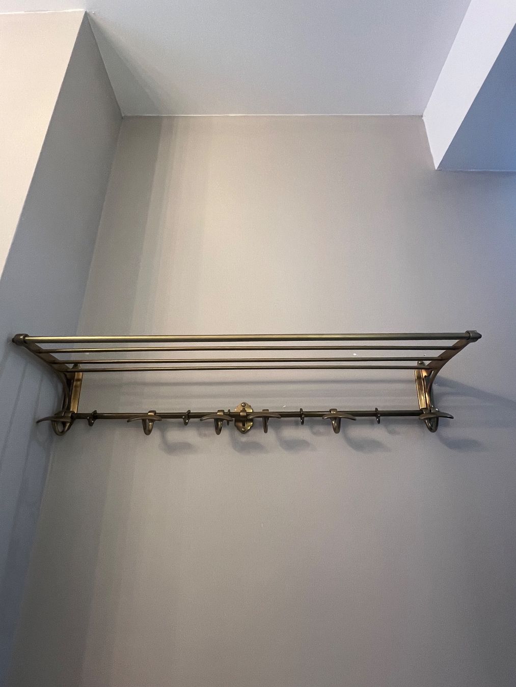 Guardaroba: Eichholtz Arini Kleiderstange, Messing Antik-Finish – Usato da Zürich venduto da R1908 1
