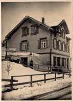 Foto: zweigeschossiges Wohnhaus, Frau, Wäsche an der Leine