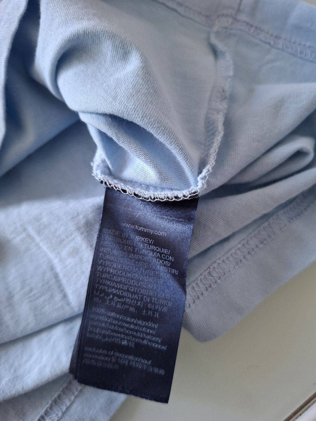Tommy Hilfiger T-Shirts: T-shirt Tommy Hilfiger bleu clair, taille M  – Gebraucht aus Renens VD von ser_j2fn 4