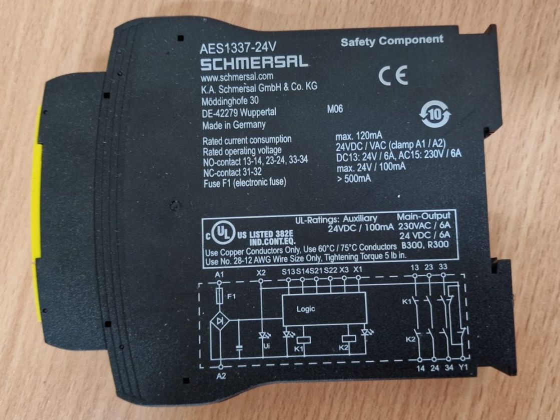 Componenti elettronici: 2x Schmersal AES1337 24V Sicherheitsrelais – Usato da Chur venduto da shop.chur 2