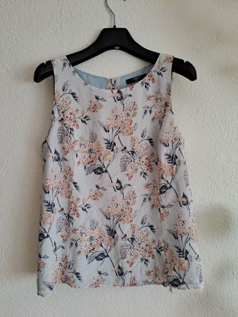 Wunderschönes Seidentop für den Sommer mit Blumenmuster