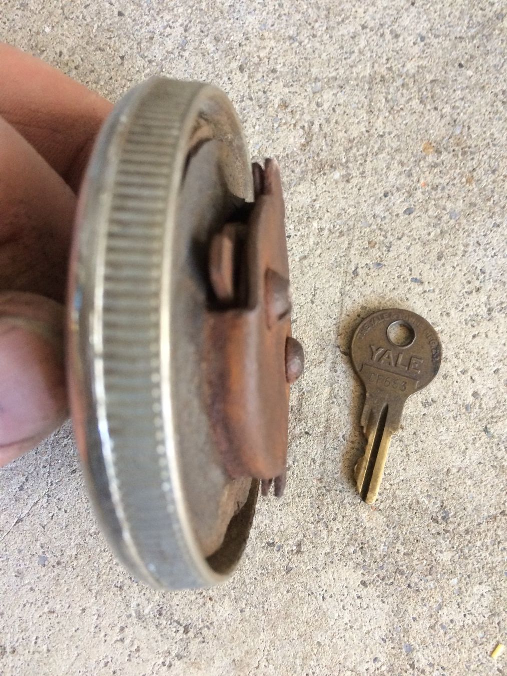 Toutes les pièces auto: Oltimer Auto Tankdeckel – D'occasion à Wiliberg par MONSCHWIL 3