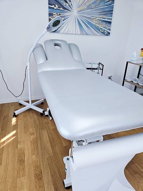 Lettini & sedie per cosmetici: Behandlungsliege – Usato da Niederuzwil venduto da Liberatopixel 1