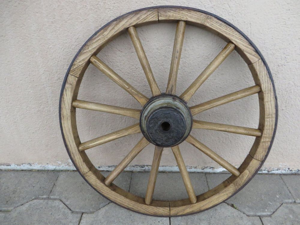 Dekoratives Wagenrad Aus Holz – 48 Cm Durchmesser, Rustikal Mit Metallbeschlag