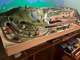 Maquette de petit train « Märklin » avec 5 locomotives