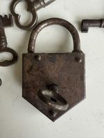 Antikes Konvolut: 25 alte Schlüssel 2 Vorhängeschlösser