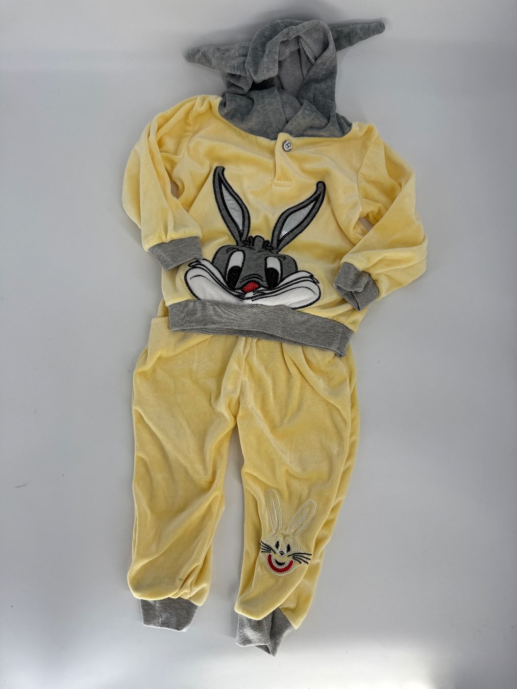 Pullover & Sweatshirts: Bugs Bunny Plüsch Jogginganzug Gr.  74/80 – Gebraucht aus Auenstein von moin.