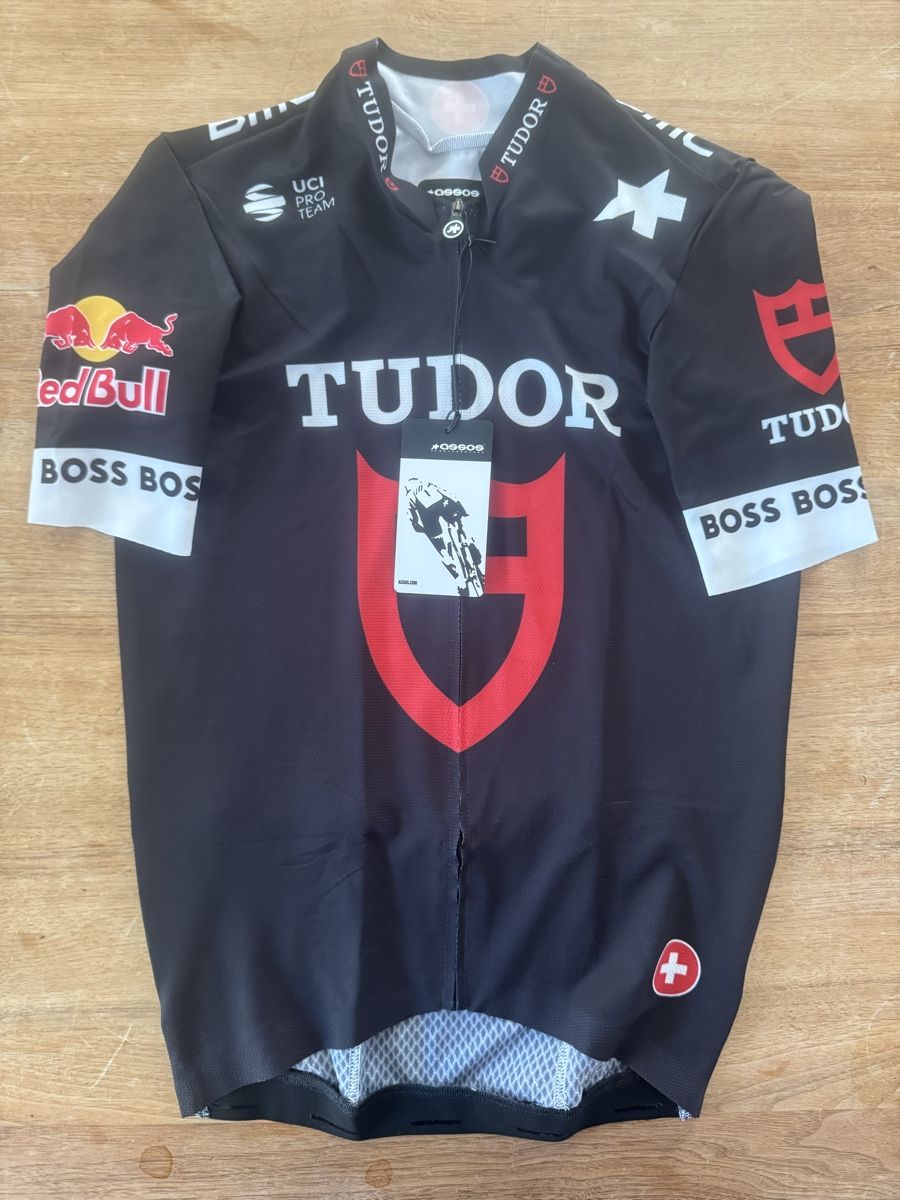 Assos Canottiere & Pantaloni: Tudor Jersey Assos 2025 Grösse M Neu – Nuovo e nell'imballaggio originale da Sursee venduto da sim_meier 1