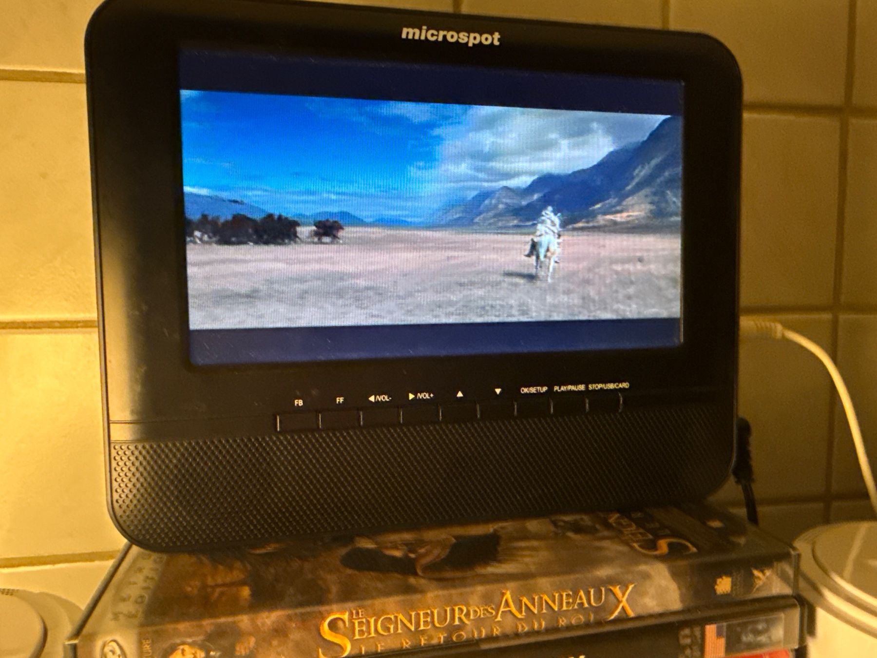 Microspot Tragbarer Mediaplayer: Lecteur DVD portable + 10 Films – Gebraucht aus St imier von sav_bjf9 9