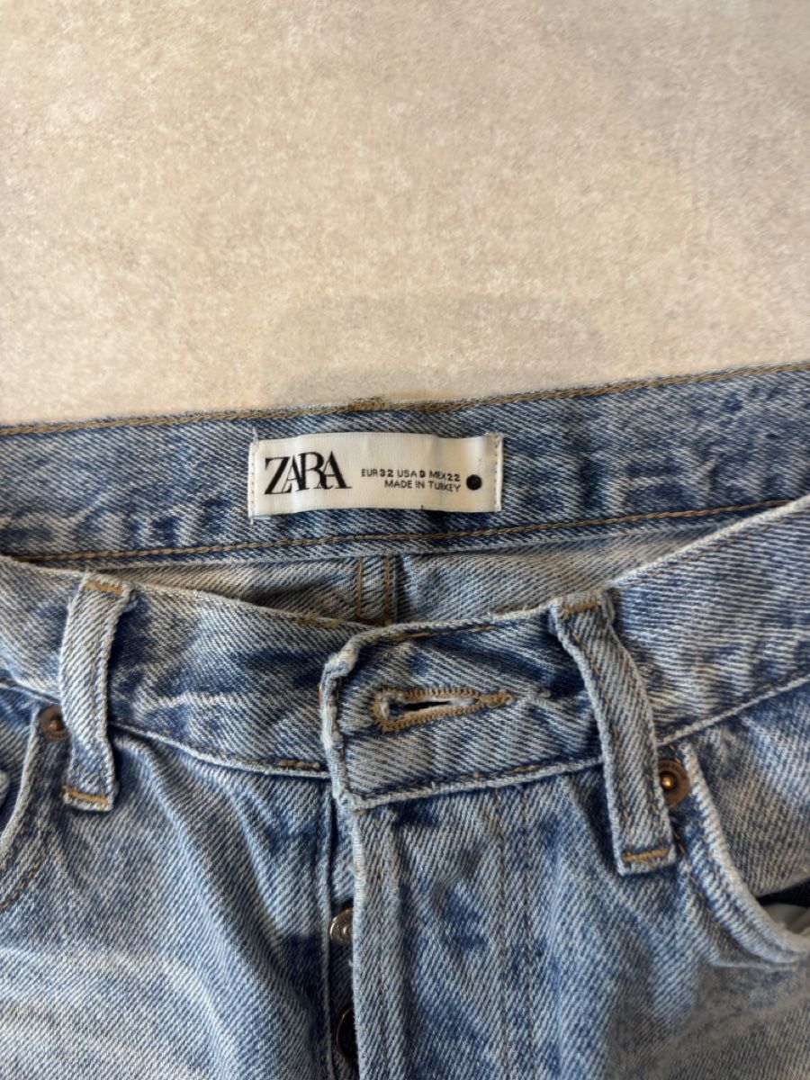 Zara Jeans: ZARA STRAIGHT-FIT-JEANS Gr. 32 – Usato da Dürnten venduto da Makro79 2