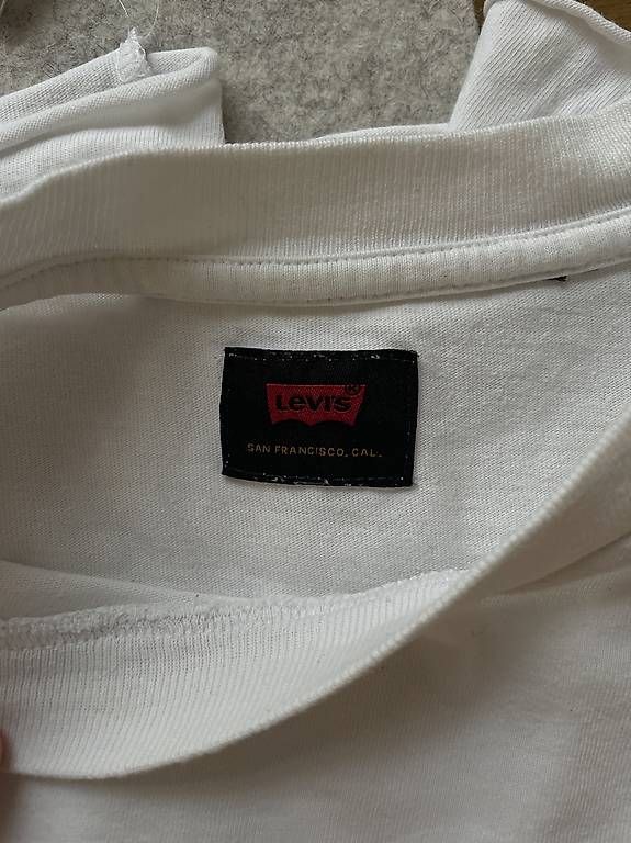 T-Shirts: Levis cropped T-shirt – Gebraucht aus Zürich von elr_95gx 1