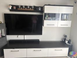 Wohnwand schwarz weiss mit Stauraum gebrauchter Zustand